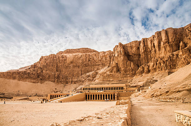 mortuary templo de hatshepsut - egypt egyptian culture column ancient egyptian culture fotografías e imágenes de stock