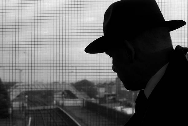 silueta de hombre con sombrero fedora sombrero - men fedora hat 1940s style fotografías e imágenes de stock