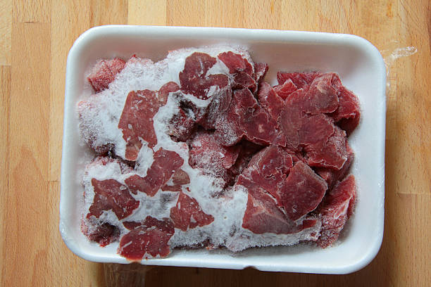 мясо в замороженном виде - raw water стоковые фото и изображения