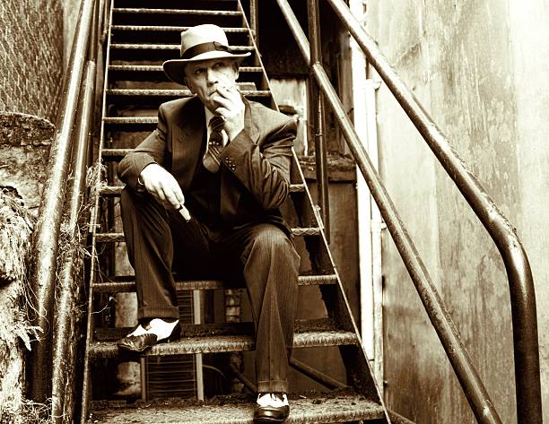 ギャングにメタルの階段 - men fedora hat 1940s style ストックフォトと画像