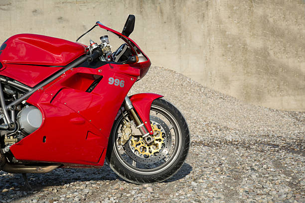 레드 ducati 996s 오토바이 - motorcycle racing motorcycle ducati sports race 뉴스 사진 이미지