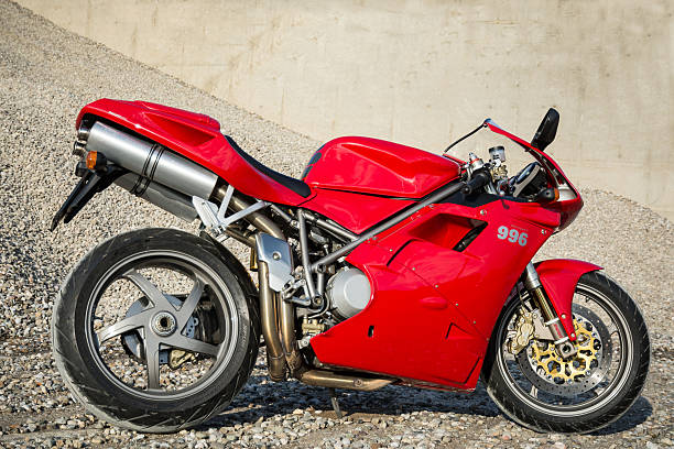 rot ducati 996s motorrad - motorcycle racing motorcycle ducati sports race stock-fotos und bilder