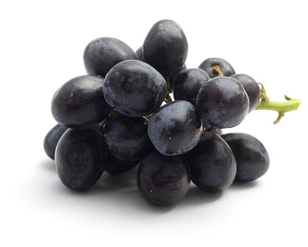 istock Small bunch of black grapes 511214206