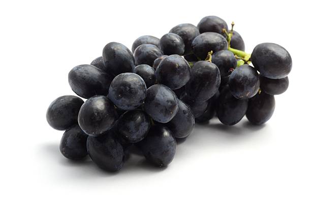 istock Small bunch of black grapes 511214238