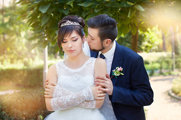 elegante recién casados en su boda día - photography people two people male fotografías e imágenes de stock