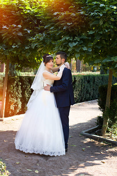 elegante recién casados en su boda día - photography people two people male fotografías e imágenes de stock