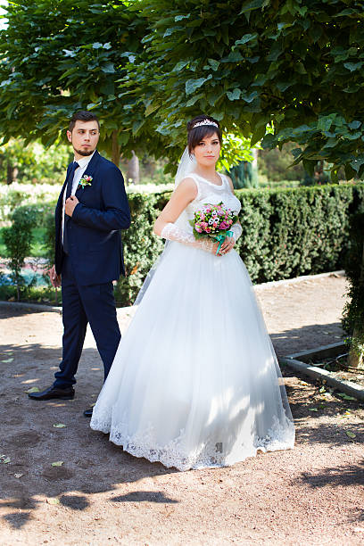 elegante recién casados en su boda día - photography people two people male fotografías e imágenes de stock