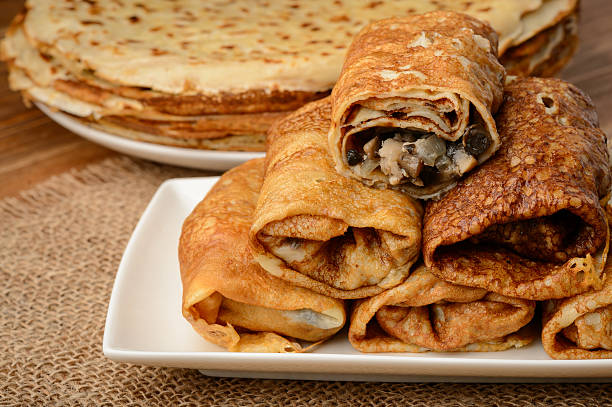 crêpes garnies avec poulet et champignons sur tableau en bois. - blinis photos et images de collection