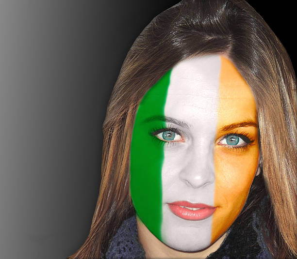 아름다운 아일랜드 쿨링팬 - republic of ireland flag human face irish culture 뉴스 사진 이미지