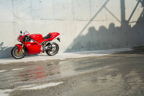 레드 ducati 996s 오토바이 - motorcycle racing motorcycle ducati sports race 뉴스 사진 이미지