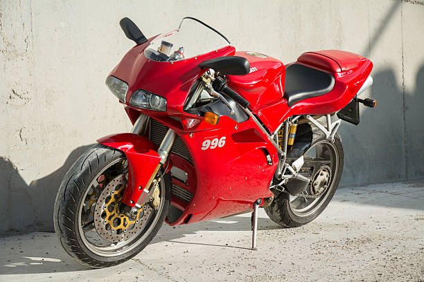 rot ducati 996s motorrad - motorcycle racing motorcycle ducati sports race stock-fotos und bilder