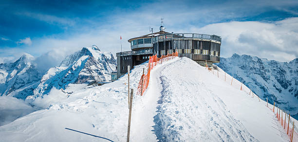 alpen straßenbahn-haltestelle high auf schnee winter mountain peak - swiss culture european alps eiger mountain range stock-fotos und bilder