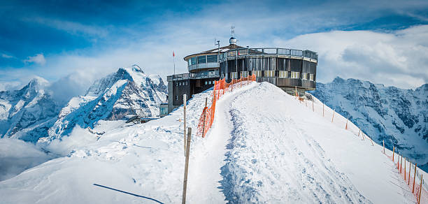 alpes de la station de tramway de l'hiver neigeux sommet de la montagne - muerren photos et images de collection