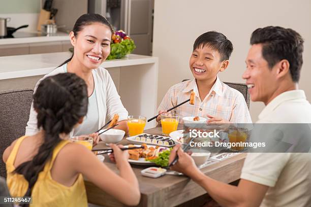 Lachen Familie Stockfoto und mehr Bilder von Asiatischer und Indischer Abstammung - Asiatischer und Indischer Abstammung, Aufregung, Bildschärfe