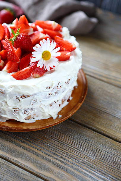 istock cake with ripe strawberries and cream 511280997