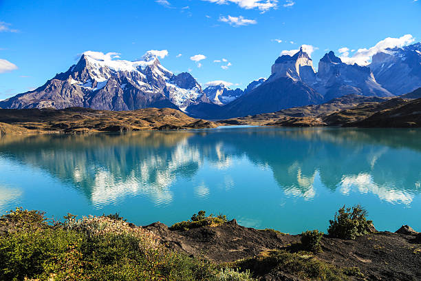 озеро pehoe, торрес дель пайне, патагония, чили - patagonian andes стоковые фото и изображения