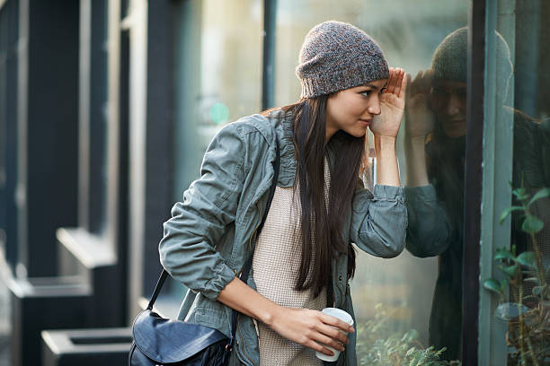 janela de compras na cidade - peeking imagens e fotografias de stock