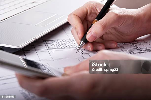 Überprüfung Eine Technische Zeichnung Stockfoto und mehr Bilder von Baugewerbe - Baugewerbe, Zählen, Bauunternehmer