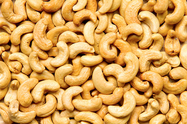 gesunde speisen, cashew-kerne reich an herz freundlichen fettsäuren. cashewnuss - cashewnuss stock-fotos und bilder