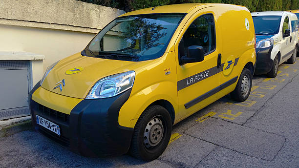 citroen nemo amarillo combinado la poste - nemo museum fotografías e imágenes de stock