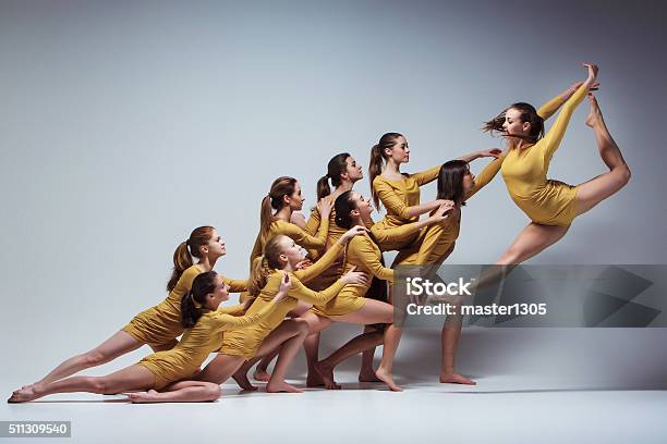 El Grupo De Bailarines De Ballet Moderno Foto de stock y más banco de imágenes de Bailar - Bailar, Actuación - Representación, Actuación - Espectáculo