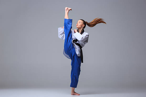 la ceinture noire de karaté jeune fille avec - martial arts women tae kwon do black belt photos et images de collection