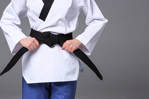 la ceinture noire de karaté jeune fille avec - martial arts women tae kwon do black belt photos et images de collection