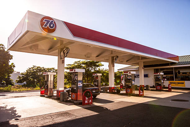 estação de gaz 76 em lahaina, maui, eua - gazoline imagens e fotografias de stock