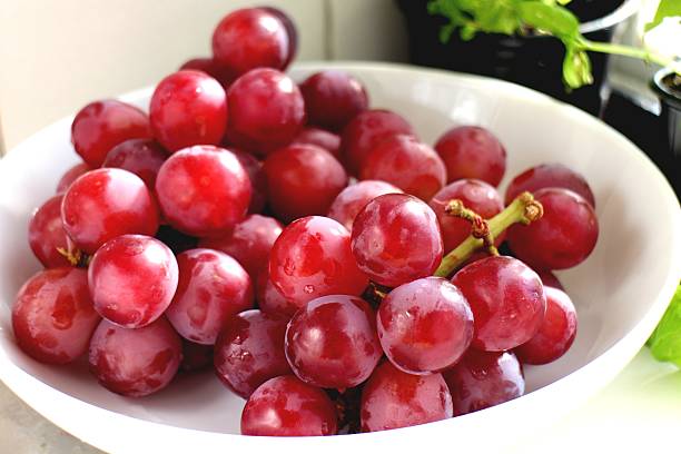 frischen roten trauben aus bio-baumwolle - grape red grape red farmers market stock-fotos und bilder