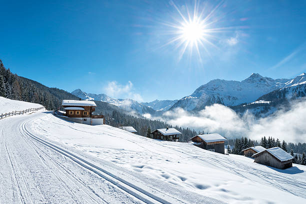 esquí en invierno paisaje con alojamiento en austríaco alpes - clear sky diagonal snow winter fotografías e imágenes de stock