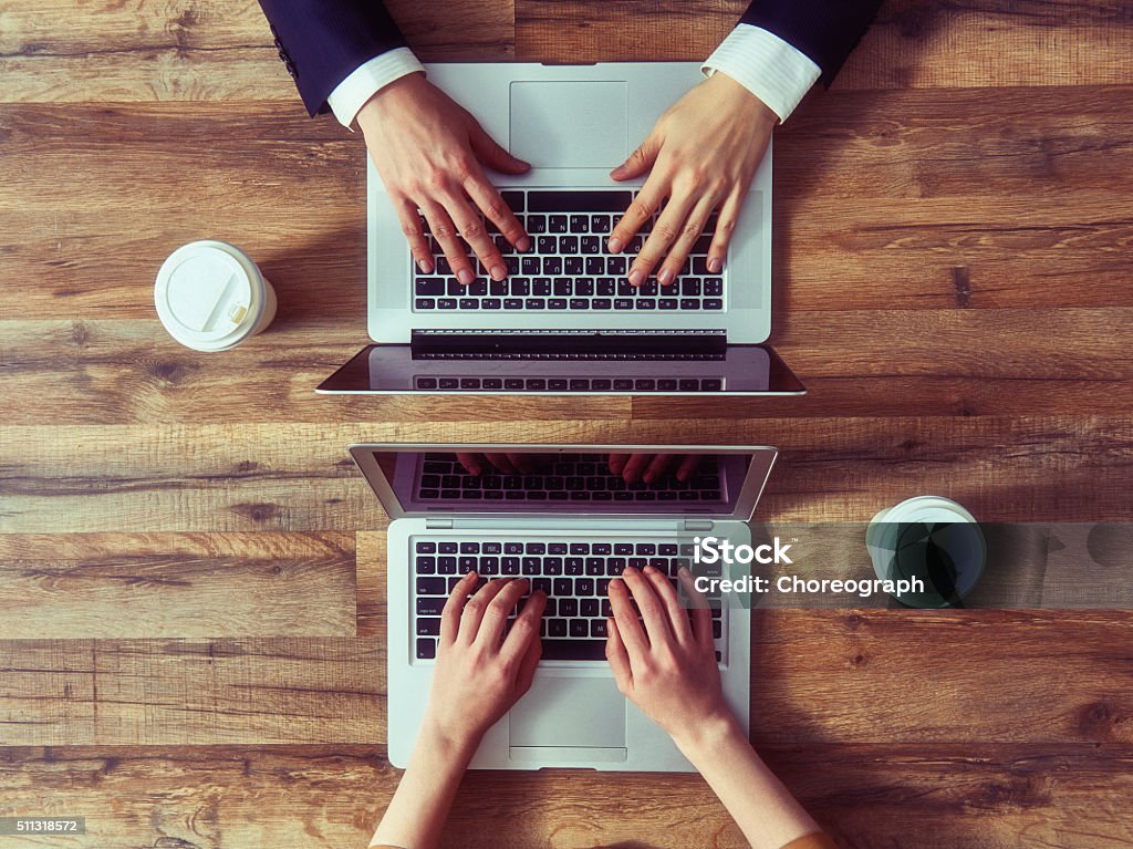 Hombre y mujer trabajando - Foto de stock de Dos personas libre de derechos