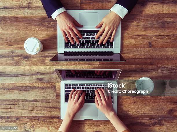 Hombre Y Mujer Trabajando Foto de stock y más banco de imágenes de Dos personas - Dos personas, Café - Bebida, Mesa - Mueble