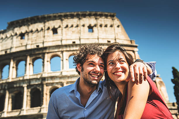 pareja de turistas en roma, disfrute de las vacaciones - couple vacations travel destinations europe fotografías e imágenes de stock