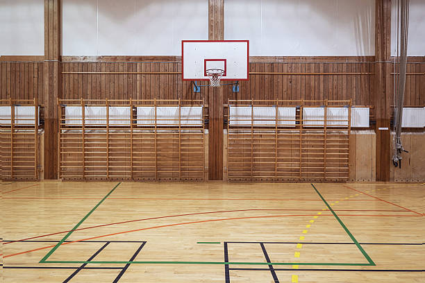 interior cancha de básquetbol - gimnasio escolar fotografías e imágenes de stock