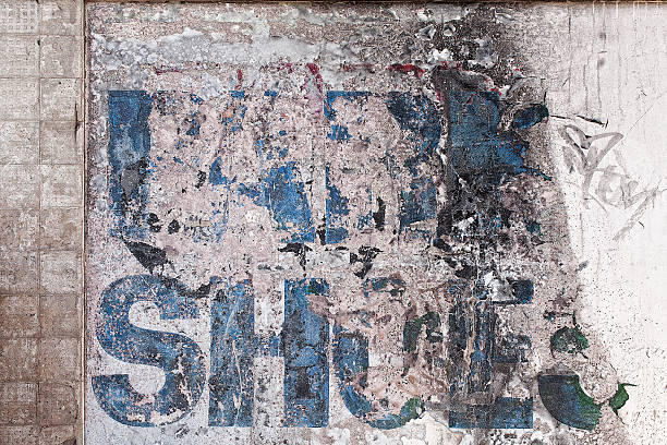 istock Old faded sign on a wall 511319928