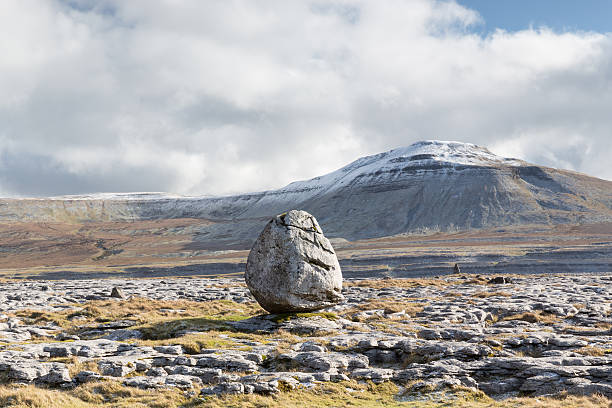 Twistleton Scar erratic Twistleton Scar erratic, Yorkshire Dales National Park, on a cold wintery day in the UK ingleborough stock pictures, royalty-free photos & images
