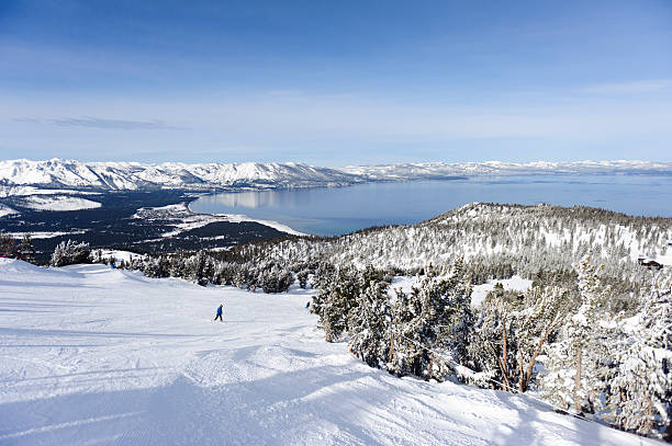 patrząc na jezioro tahoe z niebiańskie narciarski resort - quite zdjęcia i obrazy z banku zdjęć