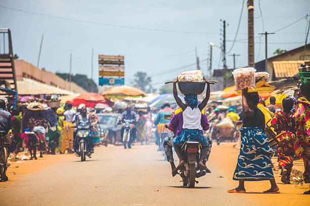 西 アフリカの市場の雰囲気を演出します。 - benin ストックフォトと画像