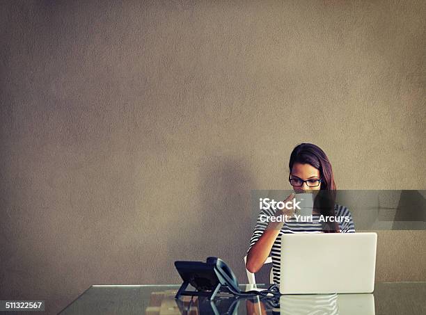 Genießen Sie Ihren Morgendlichen Kaffee Stockfoto und mehr Bilder von Halten - Halten, Laptop, Büro