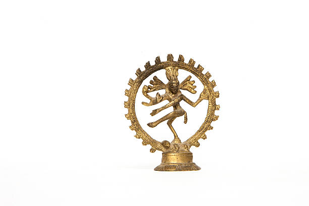 nataraja, танец шивы вселенной для войны. - shiva hindu god statue dancing стоковые фото и изображения