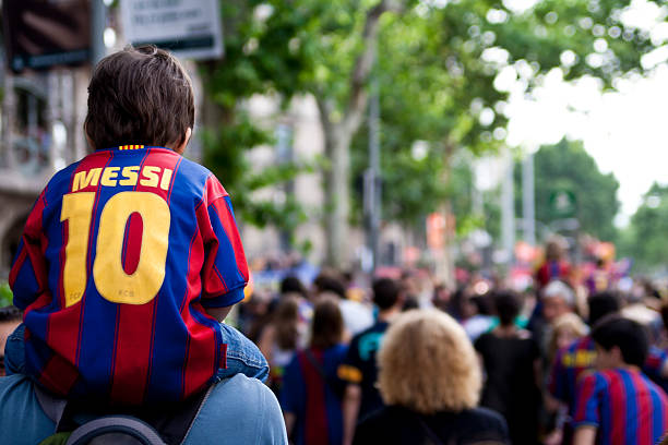 fans de barcelone - messy photos et images de collection