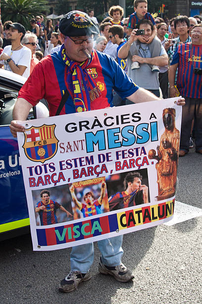 fans de barcelone - messy photos et images de collection