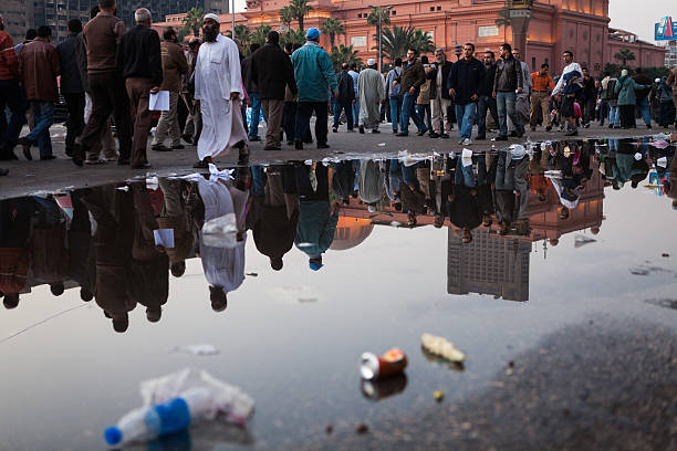 peope 시청함 tahrir 진진하고 있습니다. - egypt revolution protest egyptian culture 뉴스 사진 이미지