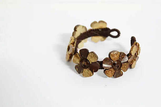 This bangle is made from coconutshell.It is the folk handicraft of northern Thailand.