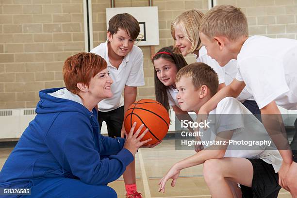 Entrenador Personal Que Hable Del Equipo De Básquetbol De La Escuela Primaria Foto de stock y más banco de imágenes de Baloncesto