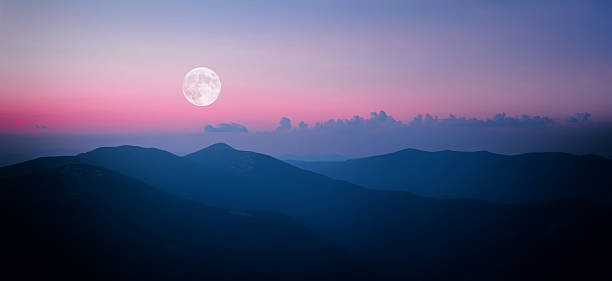 narr vollmond über die berge - satellite dish stock-fotos und bilder