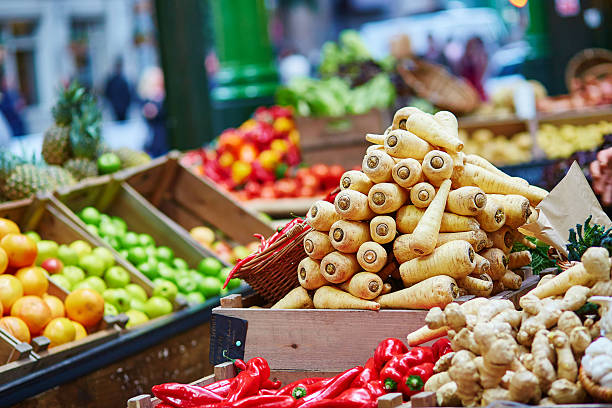 frische bio pastinake auf london farmers markt - marktstand stock-fotos und bilder