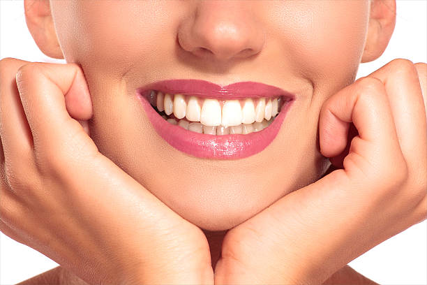 笑顔の女性のクローズアップのに完ぺきなホワイトの歯 - smiling human teeth toothbrush moving up ストックフォトと画像