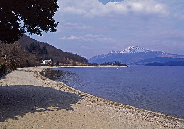 luss e ben lomond por loch lomond - loch lomond loch ben lomond scotland imagens e fotografias de stock