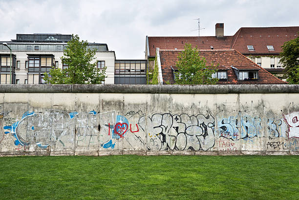 muro di berlino, germania - berlin wall foto e immagini stock